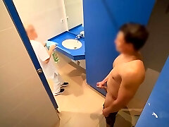 je surprends la femme de ménage au gymnase en me faisant une branlette dans la salle de bain et elle m'aide à finir de jouir avec une pipe je surprends la femme de ménage au gymnase en me faisant une branlette dans la salle de bain et elle m'aide à finir de jouir avec une pipe