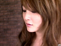 La mascarade se transforme en trio de baise avec Hinouchi Vous