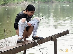 belle adolescente brune aux longues jambes en demins pisse dans les lieux publics