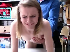 un adolescent russe arrêté et baisé par la sécurité pour vol à l'étalage un adolescent russe arrêté et baisé par la sécurité pour vol à l'étalage