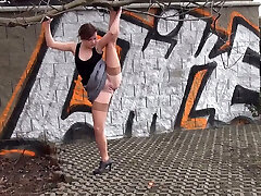 Rather flexible amateur ebony head pulls up one leg and pisses outdoors