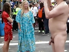 vierge blonde prend un vigoureux regarder l'exhibitionniste du pénis