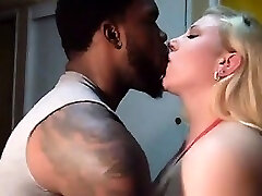 blonde milf mature femme au foyer pipe pov