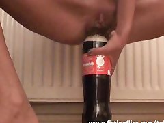 Salope maigre baise bouteilles d'énormes dans sa chatte Salope maigre baise bouteilles d'énormes dans sa chatte