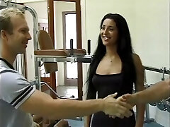 Brunette se fait baiser dans la salle de gym par 2 goujons 