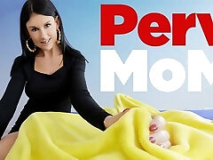 sienna sent que son mari la néglige en la montrant comme une épouse modèle chaude au lieu de la toucher