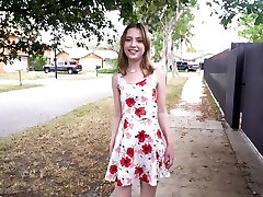 fille mince daisy bean suce une bbc avant de se faire percer la chatte