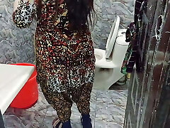 sirvienta follada analmente en el baño, estilo perrito con audio hindi