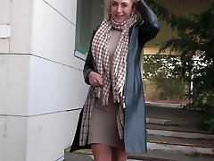 julia north aime tout en suçant la bite de son amant dans la voiture