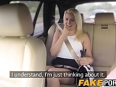 busty milf blonde pestait par le chauffeur de taxi