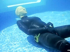 Underwater Latex Breathplay Rebreather Hood: Pool Masturbation