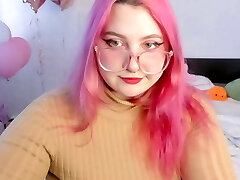 une fille potelée te taquine avec son cul