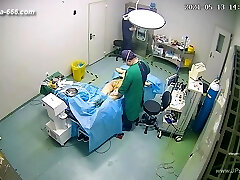 paciente del hospital que mira a escondidas.6