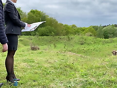 mujer de negocios de bienes raíces obtiene una cogida áspera al aire libre – perra de negocios