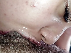 niegrzeczny murzyn pożera kutasa chciwymi ustami, a następnie boli w pysznej masturbacji