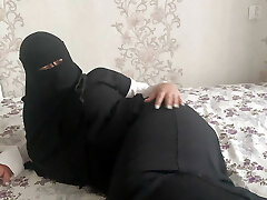 Syrian milf in hijab drains hairy pussy to orgasm