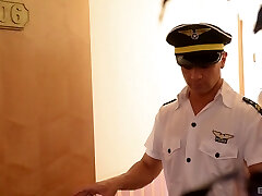 trois filles costumées sont tout à fait prêtes à se faire baiser hardcore