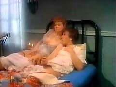 Femme de ménage avec des étudiants hommes