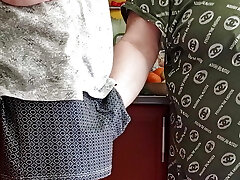 sperma scorre potentemente dal pene dopo che sua suocera lo ha masturbato