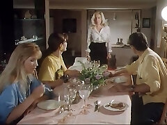 Italien bonnasse Moana Pozzi montre ses biens