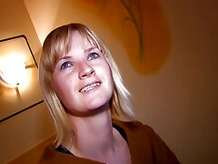 Blondes Zurueckhaltendes Maedchen Am Ende Willig