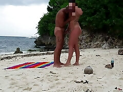 sexe incroyable sur une plage de nudistes-couple russe amateur