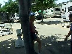 les chiennes excitées se lèchent à tour de rôle les seins et les chattes de l'autre avant de se faire baiser les chiennes excitées se lèchent à tour de rôle les seins et les chattes de l'autre avant de se faire baiser