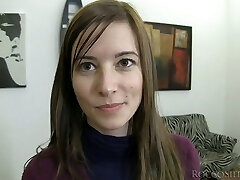 Brownhead amteur fille se fait sa chatte doigtée