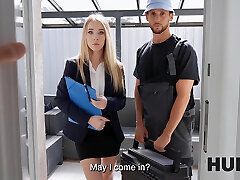 blonde vérifie l'énorme bite pendant que le mari cocu regarde