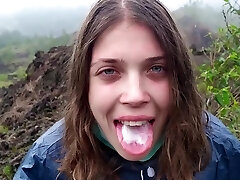 je branler mon guide dans les montagnes - public pov-pulsating cum bouche