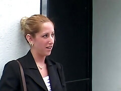 une blonde désirable se fait fourrer deux bites à l'intérieur d'elle