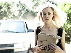 haley reed est une beauté adorable qui souffle deux bites avant de prendre dp