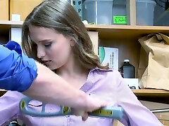 une ado mignonne surprise en train de voler des vibromasseurs