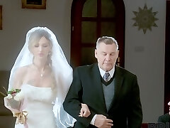 la mariée nouvellement mariée olivia sparkle donne la tête et se fait baiser