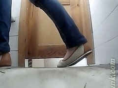 Chunky white lady with plump bootie peeing on cam in the toilet