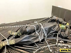 fejira com latex lourd et orgasme d'auto-bondage en chaîne