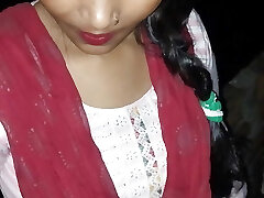 beau-frère a baisé sa belle-sœur dans l'obscurité de la nuit