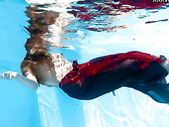 la russe ivi a trouvé son talent naturel dans la piscine