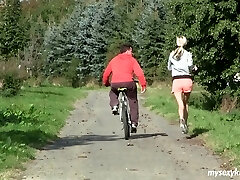 fille blonde mince avec de petits seins prend une charge de sperme sur sa chatte