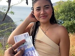 une belle touriste trompe son mari avec un inconnu pour de l'argent