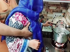 xxx desi tantine timide baisée de force dans la cuisine par son neveu alors que son oncle n'est pas à la maison et sa tante gronde son neveu clair hindi audio parler sale 12 min