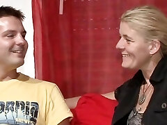 les maris louent la chatte de leur femme allemande pour du sexe échangiste