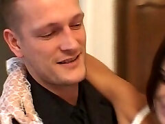 Le jour du mariage le sexe anal avec creampie