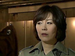 hitomi enjoji est une femme mûre avec un fantasme pervers