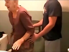 اوما kriegt einen verschruppt