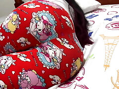 ma belle femme de chambre a un gros cul provocateur-mon patron ne peut pas arrêter de voir mon cul quand je suis en pyjama