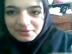 fille arabe mignonne et sexy en hijab suçant ma bite en pov