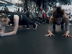 kaley cuoco s'entraîne à la gym avec d'autres filles kaley cuoco s'entraîne à la gym avec d'autres filles