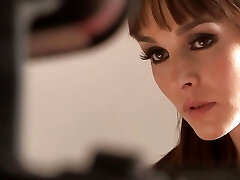 ils doutaient qu'elle soit lesbienne, alors elle a fait un plan à trois avec l'intervieweur devant la caméra