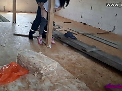 frau bezahlt einen baumeister mit sex